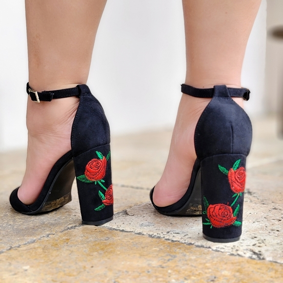 Women's Black Ankle Strap Chunky Heel Sandals - Picture 4 of 4